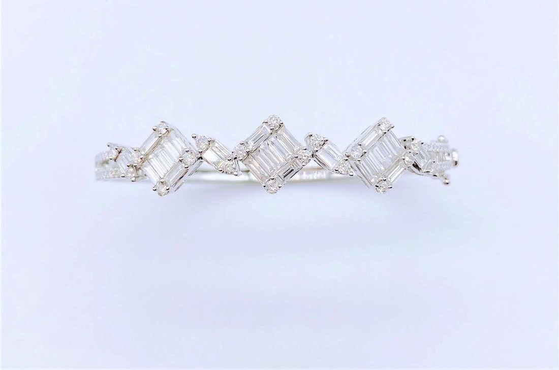 18KT GOLD IMPORTANT FANCY BAGUETTE DIAMOND BANGLE BRACELET: 18KT GOLD IMPORTANT FANCY BAGUETTE DIAMOND BANGLE BRACELET The Following Item we are offering is this Beautiful Rare Important 18KT White Gold Glittering Diamond Bangle Bracelet. Bracelet is comprised