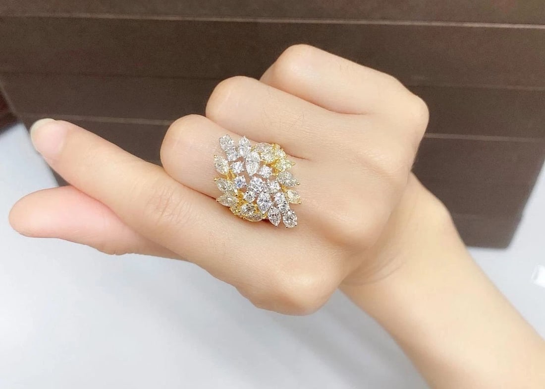 18KT GOLD 4CT GORGEOUS FANCY YELLOW DIAMOND RING (1 of 2)