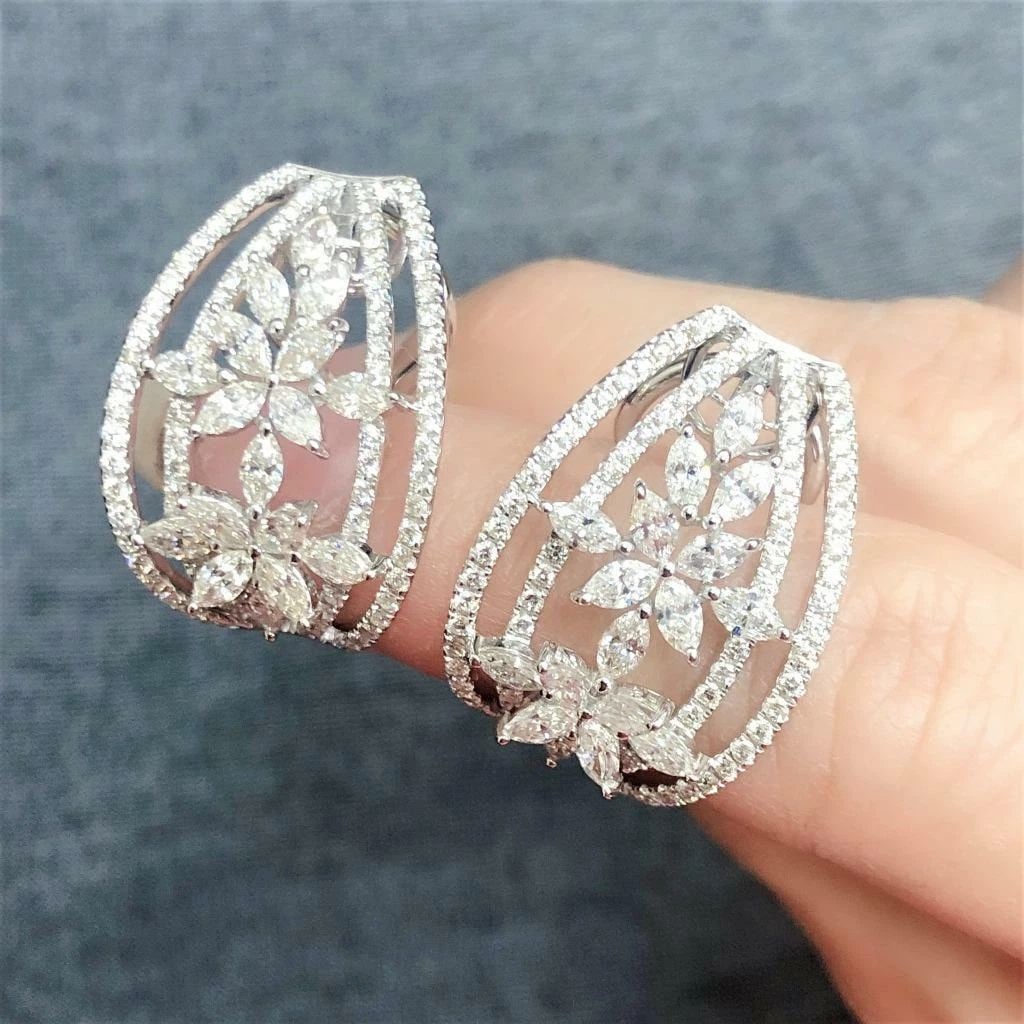 18KT GOLD FANCY GLITTERING WHITE DIAMOND EARRINGS: 18KT GOLD FANCY GLITTERING WHITE DIAMOND EARRINGS The Following Item we are offering are these Extremely Rare Beautiful 18KT Gold White Gold Fine Fancy White Diamond Earrings comprised of approx. 4CTS