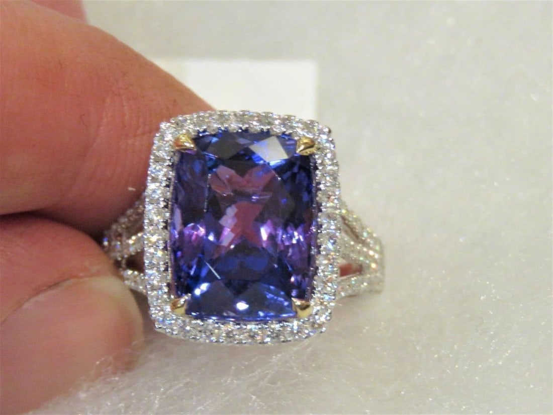 18KT WHITE GOLD 10CT TANZANITE DIAMOND RING: 18KT WHITE GOLD 10CT TANZANITE DIAMOND RING 18KT WHITE GOLD 10CT TANZANITE DIAMOND RING The Following Items we are offering is a Rare Important Radiant 18KT White Gold Large Tanzanite and Diamond Ring