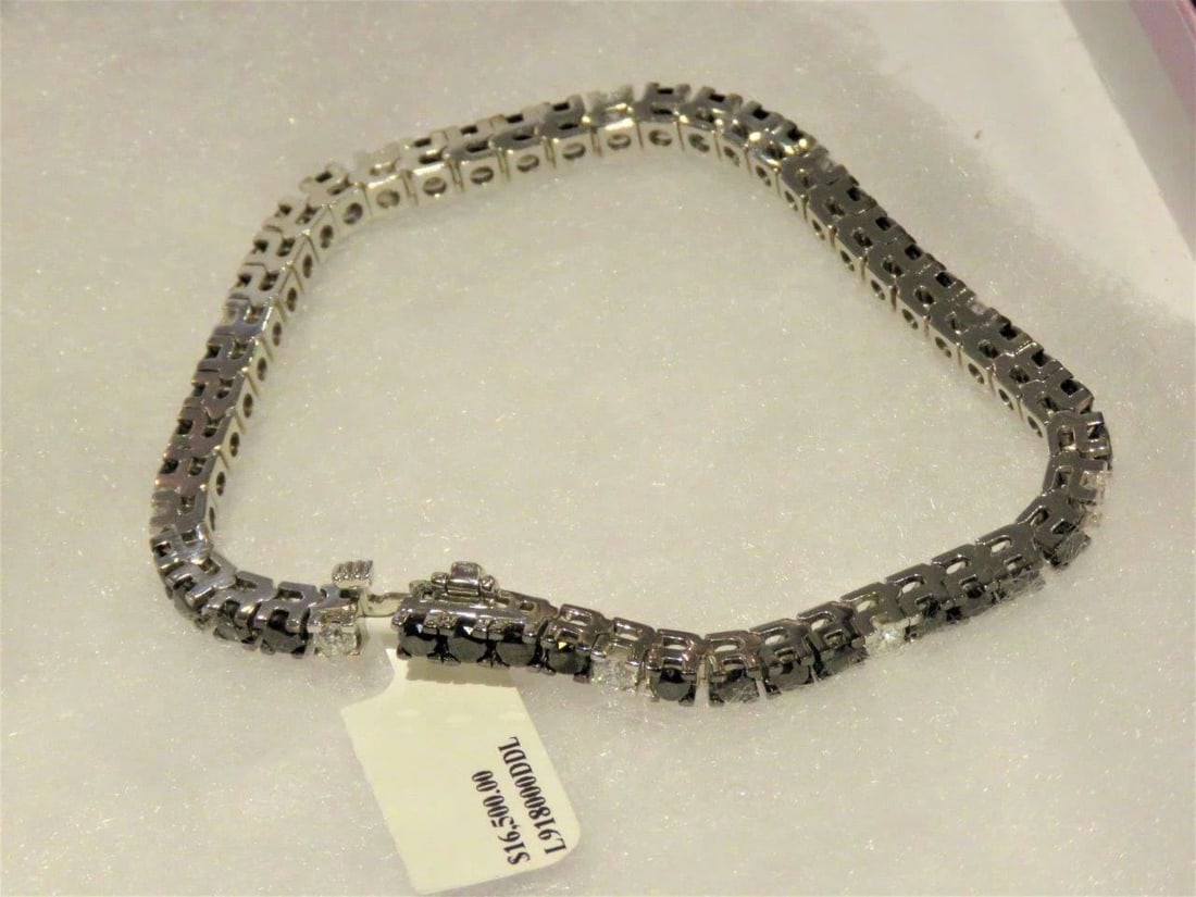 BLACK WHITE DIAMOND WHITE GOLD TENNIS BRACELET: BLACK WHITE DIAMOND WHITE GOLD TENNIS BRACELET The Following Item we are offering is this Rare IMPORTANT SPECTACULAR 14KT WHITE GOLD LADY'S FULL ROUND CUT BRILLIANT BLACK AND WHITE DIAMOND TENNIS BRAC