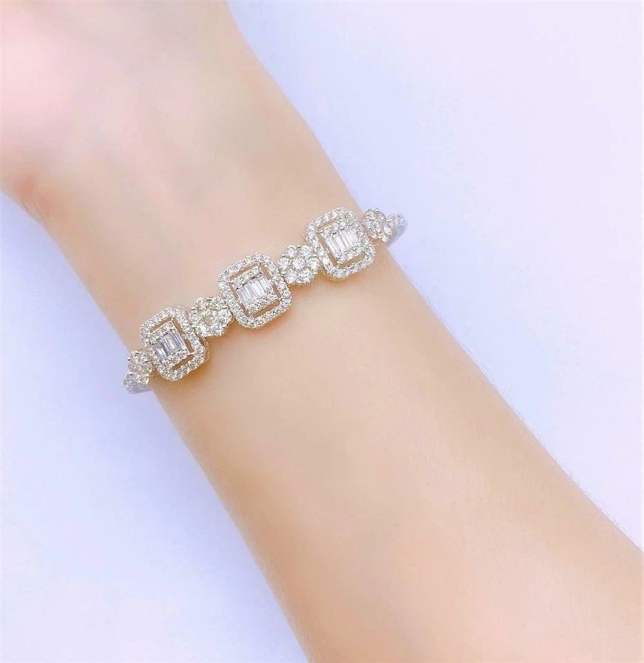 18KT GOLD FLORAL BAGUETTE DIAMOND BANGLE BRACELET: 18KT GOLD FLORAL BAGUETTE DIAMOND BANGLE BRACELET 18KT GOLD FLORAL BAGUETTE DIAMOND BANGLE BRACELET The Following Items we are offering is a Rare 18KT Gold Diamond Bracelet. Bracelet is comprised of F