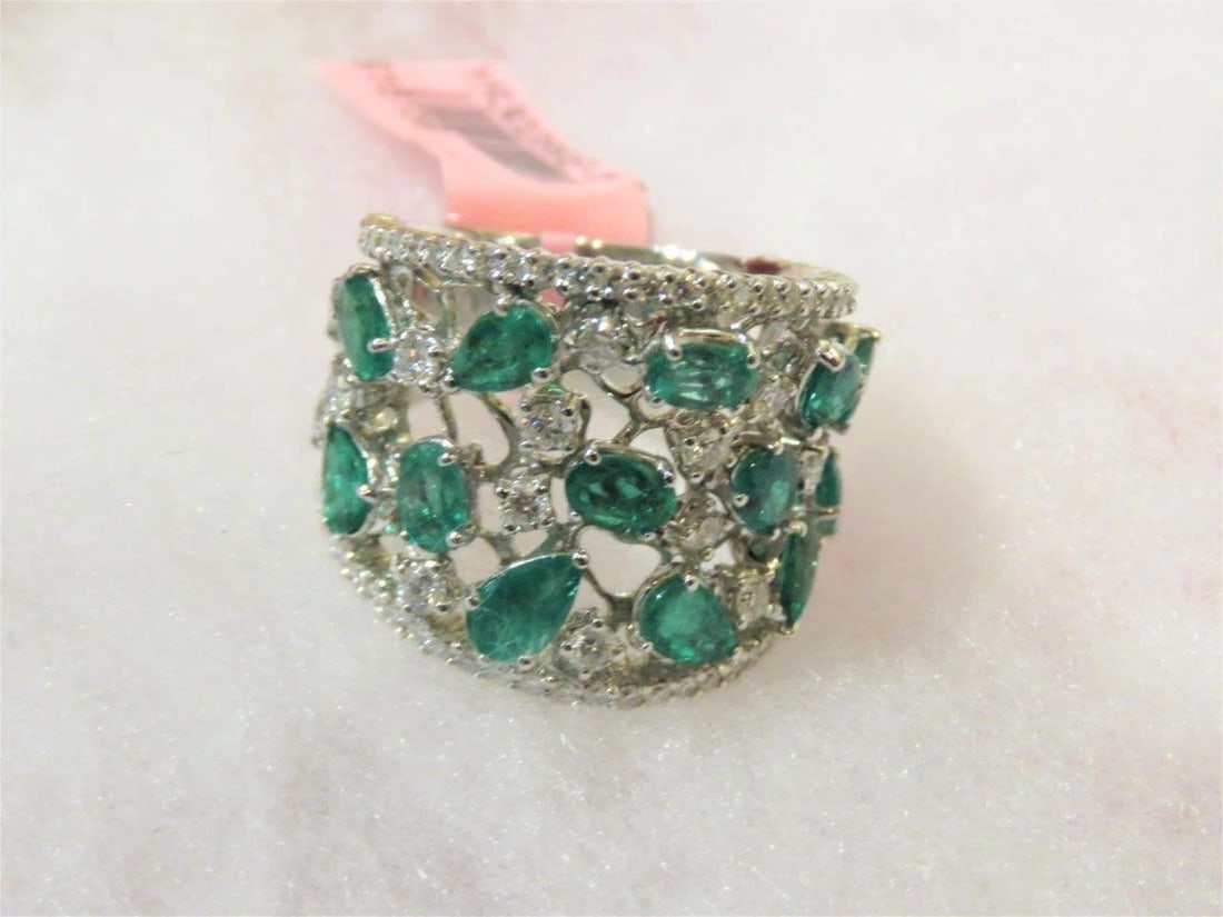 18KT GOLD LARGE EMERALD AND DIAMOND RING (1 of 2)