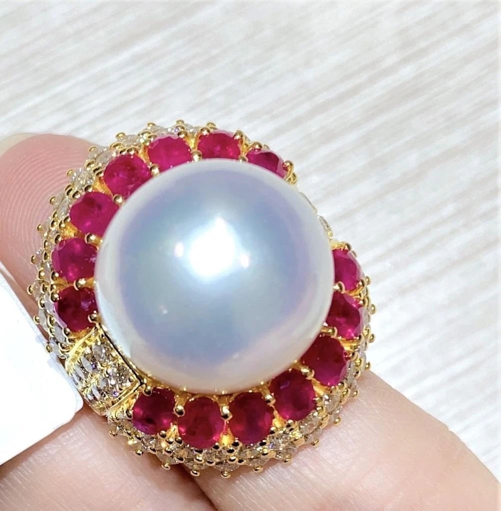 18KT RARE LARGE FANCY SOUTH SEA PEARL 6CT RUBY AND DIAMOND RING: 18KT RARE LARGE FANCY SOUTH SEA PEARL 6CT RUBY AND DIAMOND RING The Following Item we are offering is this Extremely Rare Beautiful 18KT Gold Fine Rare Fancy Large South Sea Pearl Ruby Diamond Ring. T