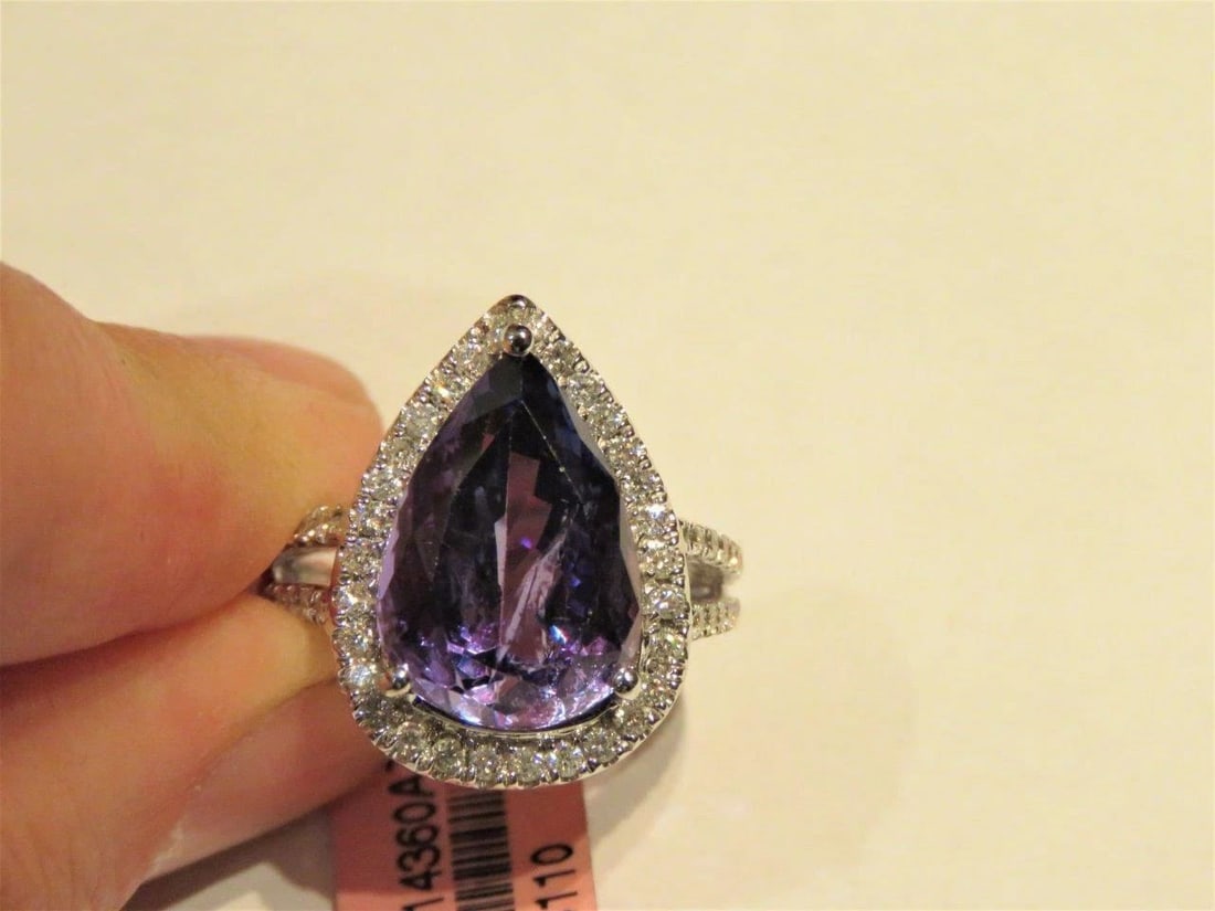 18KT EXQUISITE LRG GORGEOUS TANZANITE DIAMOND RING: 18KT EXQUISITE LRG GORGEOUS TANZANITE DIAMOND RING The Following Item we are offering is this Beautiful Rare Important 18KT Gold Large Gorgeous Tanzanite and Sparkling White Diamond Ring. Ring is comp
