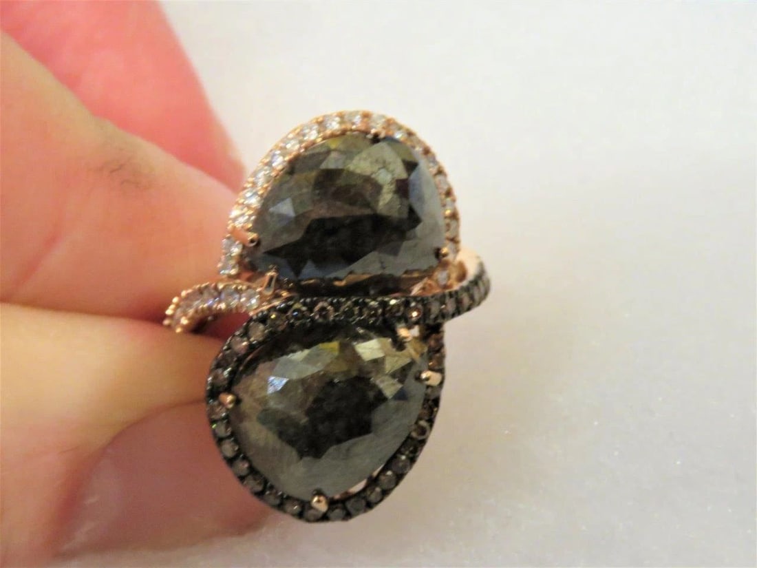 IMPORTANT LRG BROWN DIAMOND WHITE DIAMOND ROSE GOLD RING: IMPORTANT LRG BROWN DIAMOND WHITE DIAMOND ROSE GOLD RING IMPORTANT LRG BROWN DIAMOND WHITE DIAMOND ROSE GOLD RING The Following Items we are offering is a Rare Important Radiant ROSE AND BLACK GOLD LA