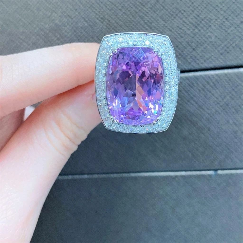 18KT GOLD GORGEOUS FANCY KUNZITE DIAMOND RING: 18KT GOLD GORGEOUS FANCY KUNZITE DIAMOND RING The Following Items we are offering is this Rare Important Radiant 18KT Gold Winston Style LARGE Gorgeous Glittering and Sparkling Magnificent Fancy Laven