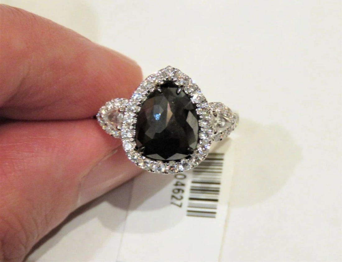 18KT GOLD EXQUISITE LARGE PEAR BLACK DIAMOND RING: 18KT GOLD EXQUISITE LARGE PEAR BLACK DIAMOND RING The Following Item we are offering is this Beautiful Rare Important 18KT Gold Shimmering Black and Sparkling White Diamond Ring. Ring is comprised of