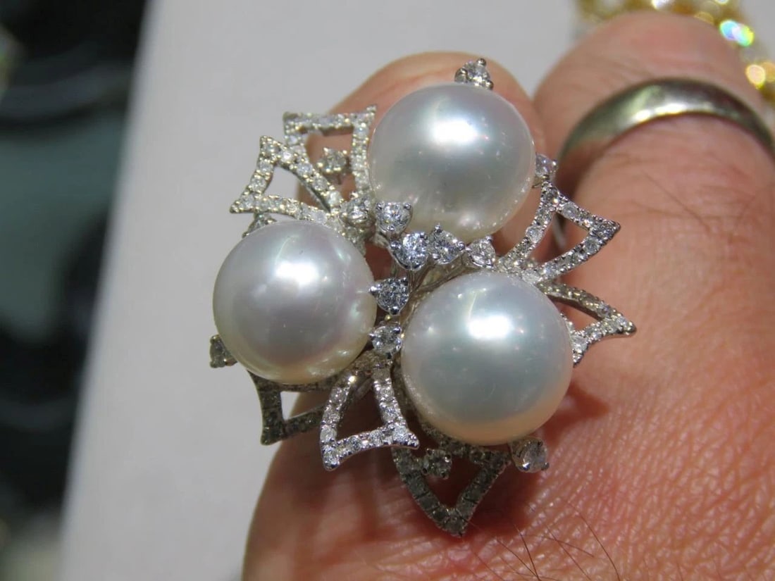 18KT GOLD RARE LARGE 3 11-12MM FLORAL SOUTH SEA PEARL DIAMOND RING: 18KT GOLD RARE LARGE 3 11-12MM FLORAL SOUTH SEA PEARL DIAMOND RING 18KT GOLD RARE LARGE 3 11-12MM FLORAL SOUTH SEA PEARL DIAMOND RING The Following Item we are offering is this Extremely Rare Beautifu