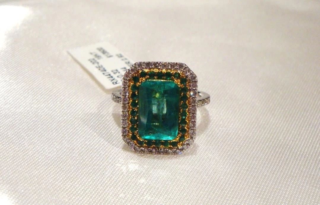 18KT GOLD LARGE 4CT EMERALD DIAMOND RING (1 of 1)