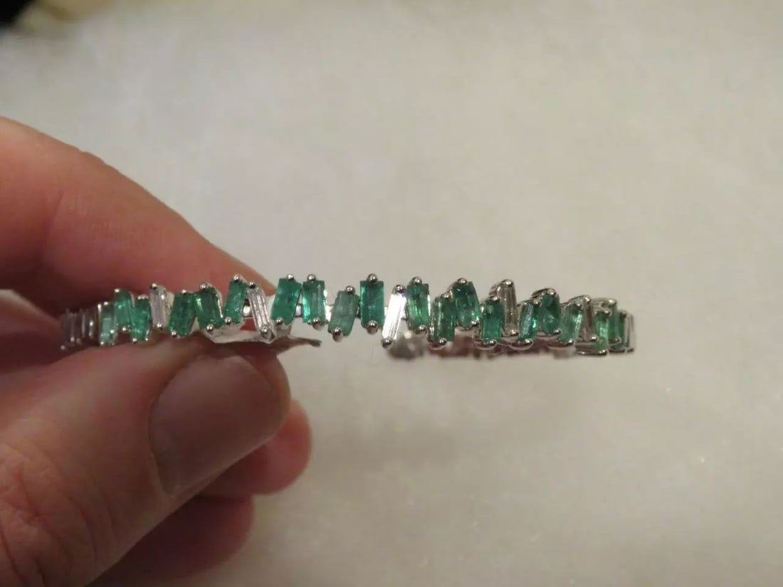 18KT WHITE GOLD 2.33CT EMERALD DIAMOND BANGLE BRACELET (1 of 1)
