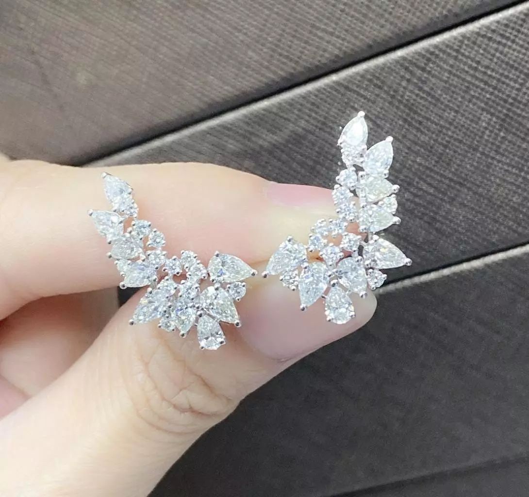 18KT GORGEOUS SPARKLING DIAMOND CLUSTERED EARRINGS: 18KT GORGEOUS SPARKLING DIAMOND CLUSTERED EARRINGS The Following Items we are offering is a Rare Important Radiant 18KT White Gold Stunning Diamond Cluster Earrings. Earrings feature Magnificent Rare