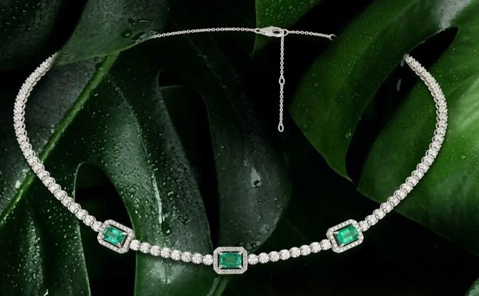 GORGEOUS IMPORTANT 18KT GOLD EMERALD AND NECKLACE: GORGEOUS IMPORTANT 18KT GOLD EMERALD AND NECKLACE The Following Items we are offering is a Rare 18KT White Gold Emerald and Diamond Necklace. Necklace is comprised of a Finely Set Sparkling Gorgeous C