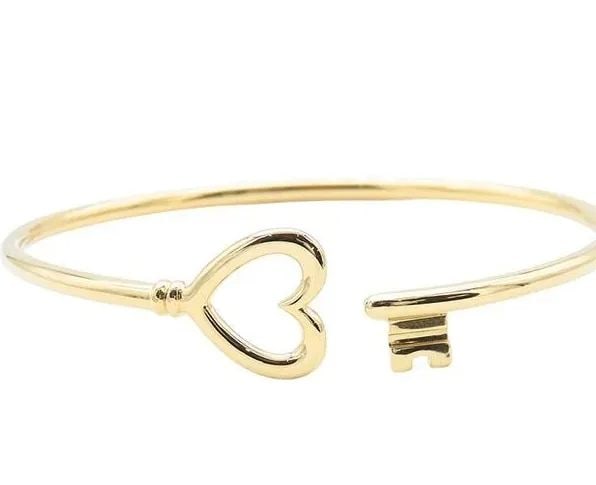 TIFFANY & CO. HEART KEY WIRE K18YG LENGTH 15.5CM BRACELET PRE OWNED: TIFFANY & CO. HEART KEY WIRE K18YG LENGTH 15.5CM BRACELET PRE OWNED Item Description Brand Tiffany & Co. Product name Heart Key Wire Bracelet Open Heart overview Total weight: 6.3g Main material K18YG
