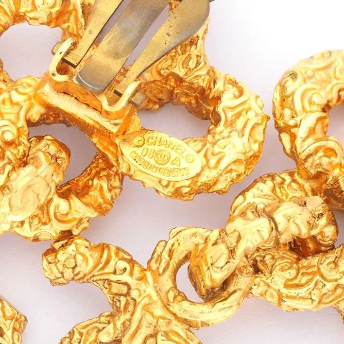 CHANEL COCO MARK CLOVER MOTIF ARABESQUE SWING 34.8G EARRINGS PRE OWNED (1 of 2)