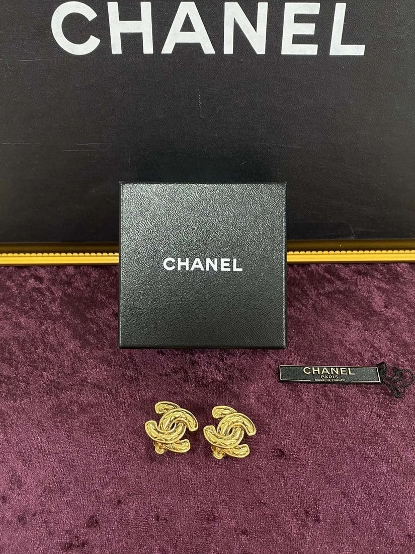 CHANEL COCO MARK MINI MATELASSE EARRINGS (1 of 2)