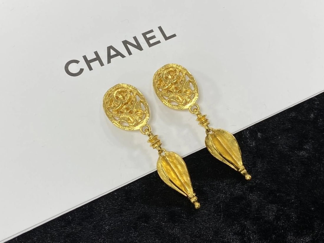 CHANEL COMARK SWING EARRINGS (1 of 2)
