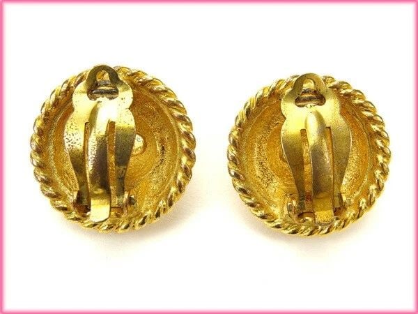 CHANEL GOLD 2.5CM X 2.5CM EARRINGS: CHANEL GOLD 2.5CM X 2.5CM EARRINGS CHANEL GOLD 2.5CM X 2.5CM EARRINGS Item Description Description of Item Product name Chanel Earrings, Gold, Pre-owned, T12273 color gold Specified number 95A size (W