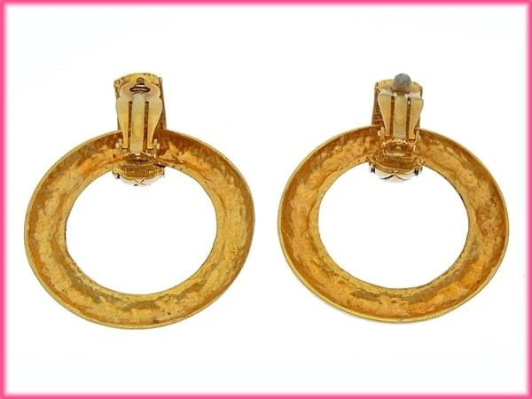 CHANEL GOLD 4.8CM X 6CM EARRINGS: CHANEL GOLD 4.8CM X 6CM EARRINGS CHANEL GOLD 4.8CM X 6CM EARRINGS Item Description Description of Item Product name Chanel Earrings/Ring, Vintage Gold, Pre-Owned color gold size (Width): Approx. 4.8cm