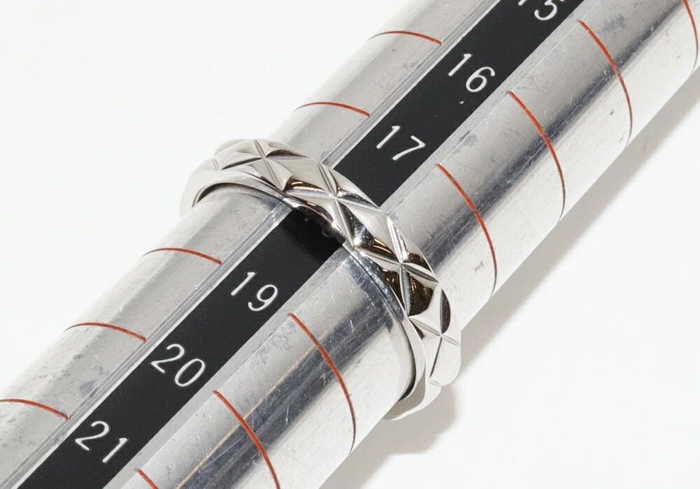 CHANEL PT950 MATELASSÉ MEDIUM MODEL US SIZE NO. 9 RINGS PRE OWNED: CHANEL PT950 MATELASSÉ MEDIUM MODEL US SIZE NO. 9 RINGS PRE OWNED Item Description Description of Itembrand CHANELUS Size No. 9Length: 3.6mmThickness: 1.8mmWeight: approx. 6.7gmaterial Pt950 (platinu