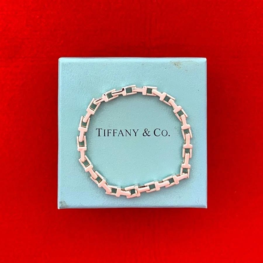 TIFFANY & CO. T NARROW 925 SILVER LENGTH 17.5CM BRACELET PRE OWNED: TIFFANY & CO. T NARROW 925 SILVER LENGTH 17.5CM BRACELET PRE OWNED Item Description Brand/ModelTIFFANY&Co. Material925 silver ColorSilver Design??Shape: Bracelet??Weight: 12.9g??Width: Approximately 0