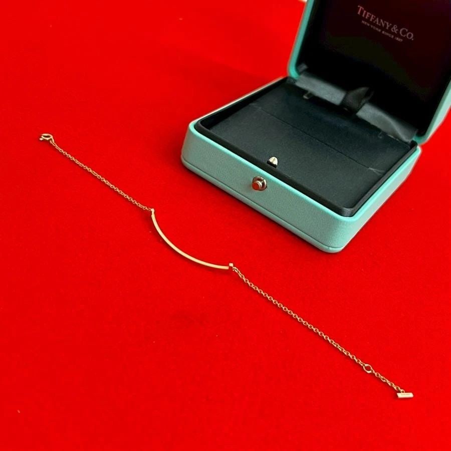 TIFFANY & CO. T SMILE K18 YELLOW GOLD LENGTH 18.5CM BRACELET PRE OWNED: TIFFANY & CO. T SMILE K18 YELLOW GOLD LENGTH 18.5CM BRACELET PRE OWNED Item Description Brand/ModelTIFFANY&Co. Material18k gold Colorgold Design??Shape: Bracelet??Weight: 2.6g??Total length/inner circ