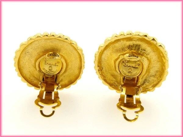 CHANEL GOLD WITH PEARL ACCENTS EARRINGS: CHANEL GOLD WITH PEARL ACCENTS EARRINGS CHANEL GOLD WITH PEARL ACCENTS EARRINGS Item Description Description of Item Product name Chanel Earrings, Vintage, Pearl, Gold, Pre-owned, T14564color gold siz