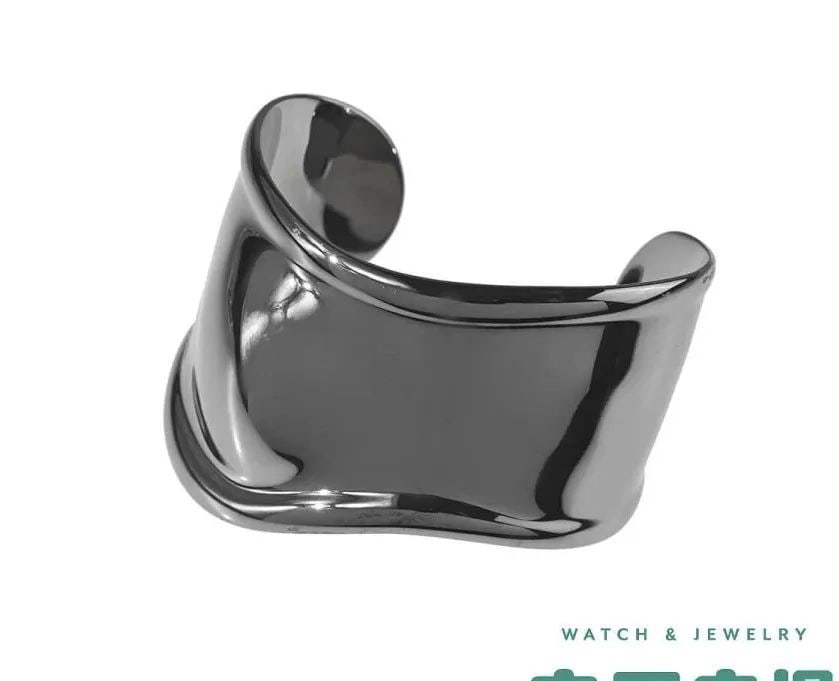 TIFFANY & CO. PERETTI BONE CUFF RUTHENIUM LENGTH 15.5CM BRACELET PRE OWNED B1213: TIFFANY & CO. PERETTI BONE CUFF RUTHENIUM LENGTH 15.5CM BRACELET PRE OWNED B1213 Item Description Brand: Tiffany & Co. Product Name: Elsa Peretti Small Bone Cuff Bracelet (Right Hand)Material: Rutheni