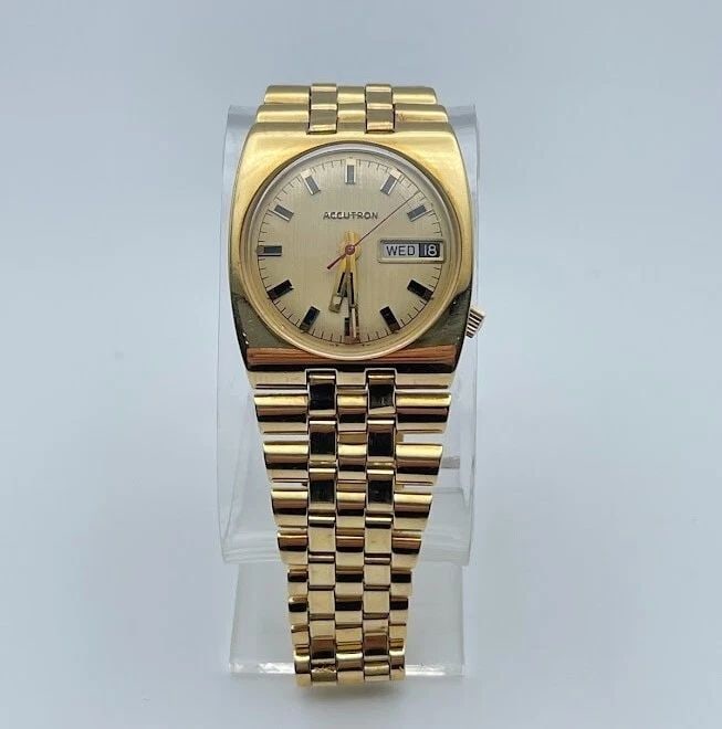 BULOVA ACCUTRON SOLID 18K YELLOW GOLD WATCH MODEL: 77147 1960'S ERA 155.2 GRAMS: BULOVA ACCUTRON 18K YELLOW GOLD WATCH MODEL: 77147 1960'S ERA Bulova Accutron 18k Yellow Gold Watch Model: 77147 1960's era You are bidding on a Bulova Accutron 18k Yellow Gold Watch Model: 77147 1960