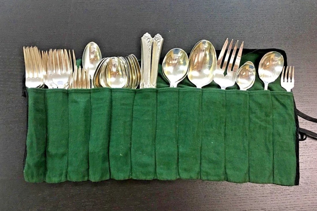 DAMASK ROSE HEIRLOOM STERLING SILVER 53 PIECE SILVERWARE SET 2015.1 GRAMS: Heirloom Sterling 53 piece set with Green Wrap You are bidding on a pre-owned Heirloom Sterling 53 piece set with Green Wrap. There are few minor scratches on the set from normal wear and tear, it is