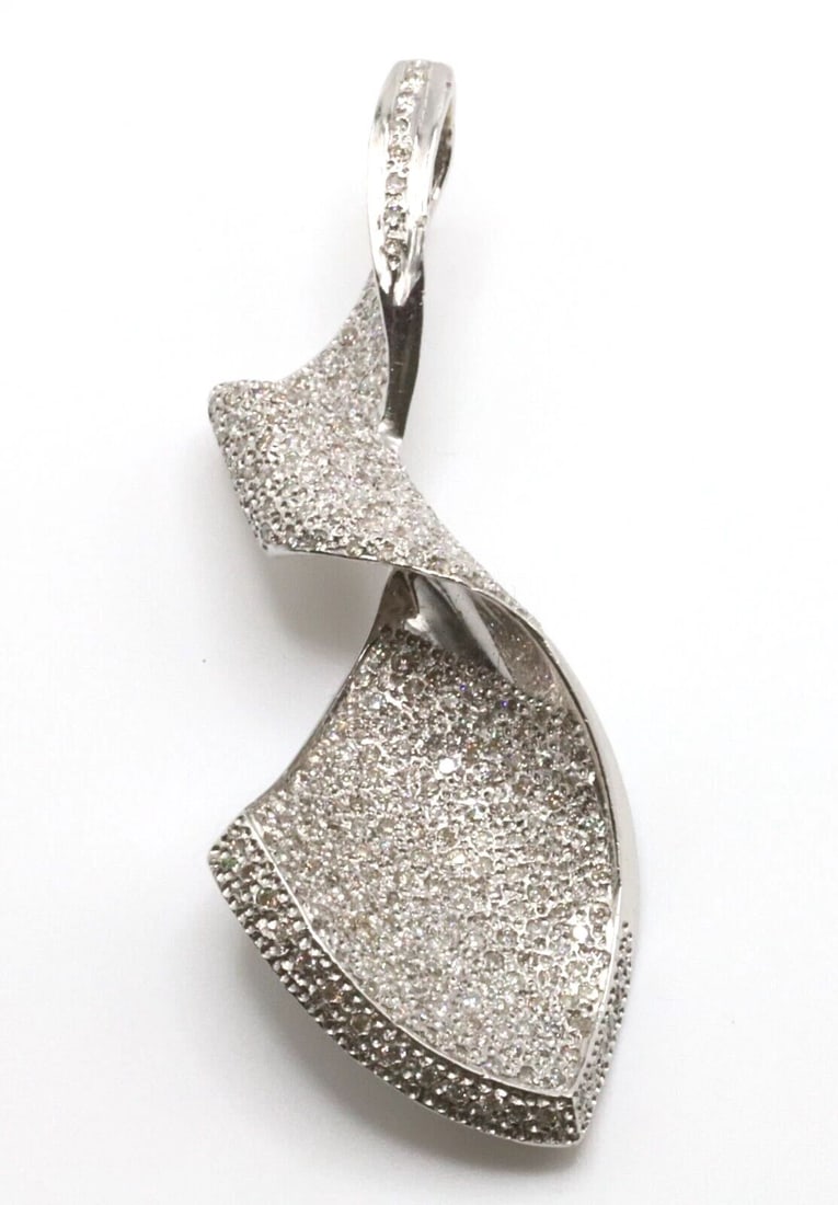 18K WHITE GOLD TWIST RIBBON STYLE LARGE PENDANT WITH 2.5CT OF NATURAL DIAMONDS: 18K WHITE GOLD TWIST RIBBON STYLE LARGE PENDANT WITH 2.5CT OF DIAMONDS 18k White Gold Twist Ribbon style Large Pendant with 2.5ct of Diamonds You are bidding on a 18k White Gold Twist Ribbon style Lar