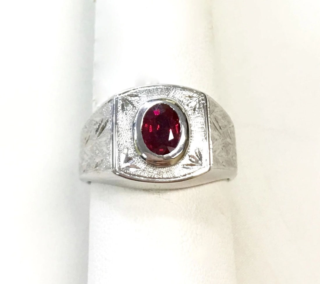 18K WHITE GOLD RING WITH NATURAL RUBY (SIZE: 10.5): 18K WHITE GOLD RING WITH NATURAL RUBY (SIZE: 10.5) 18k White Gold Ring with Natural Ruby You are bidding on a 18k White Gold Ring with Natural Ruby. There are few minor scratches on the ring from
