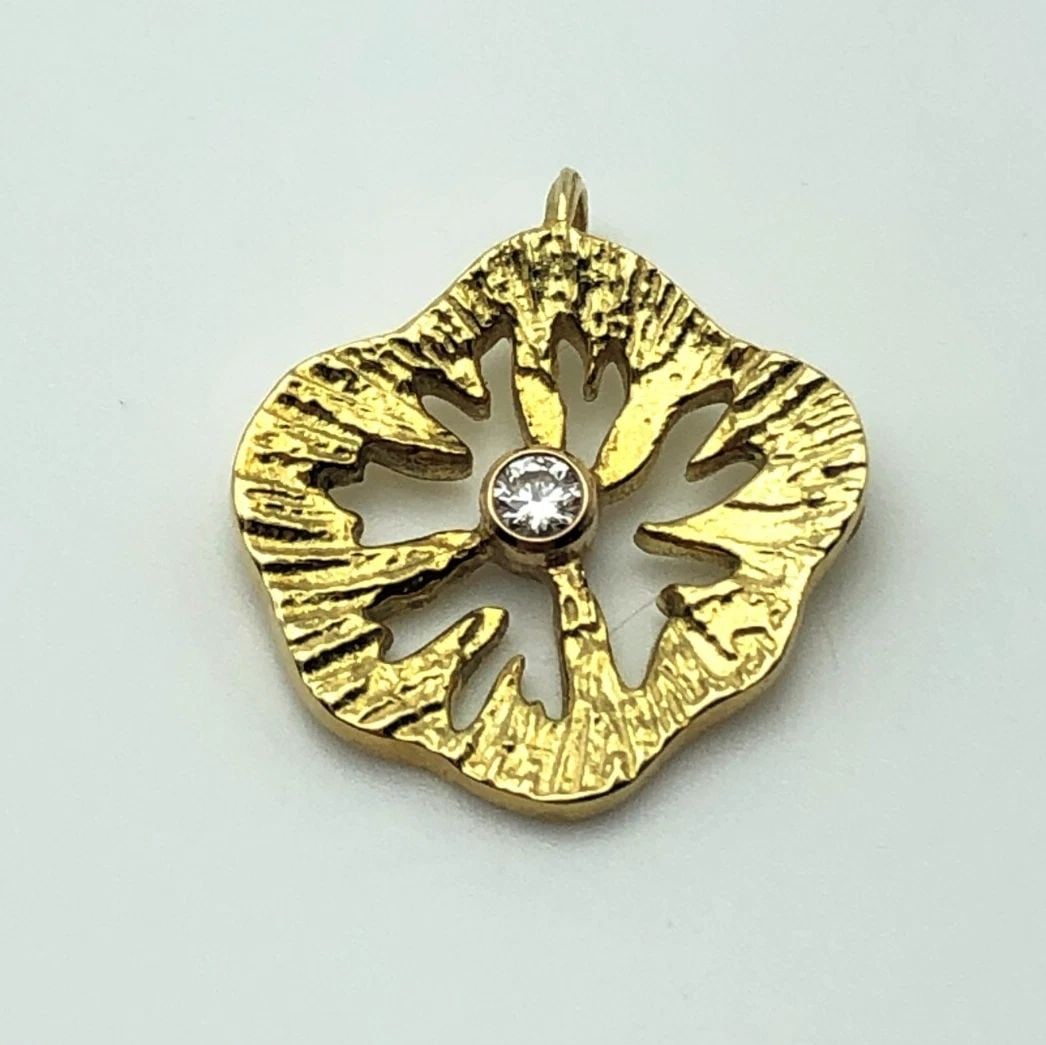 SARAH GRAHAM SEA URCHIN 18K GOLD PENDANT WITH DIAMOND: SARAH GRAHAM SEA URCHIN 18K GOLD PENDANT WITH DIAMOND Sarah Graham Sea Urchin 18k Gold Pendant with Diamond You are bidding on a Sarah Graham Sea Urchin 18k Gold Pendant with Diamond. The pendant has