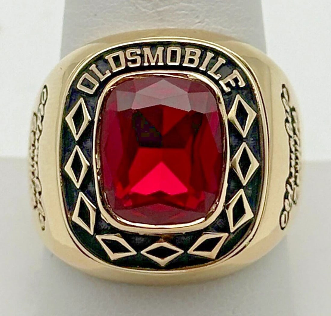 10K YELLOW GOLD OLDSMOBILE SERVICE RING WITH LAB CREATED RUBY 22.6G SIZE: 10: 10k Yellow Gold Oldsmobile Service Ring with Lab Created Ruby Condition: Used, has marks and scratches on it from being moved around in inventory. Has been cleaned and lightly polished Material: 10k Y