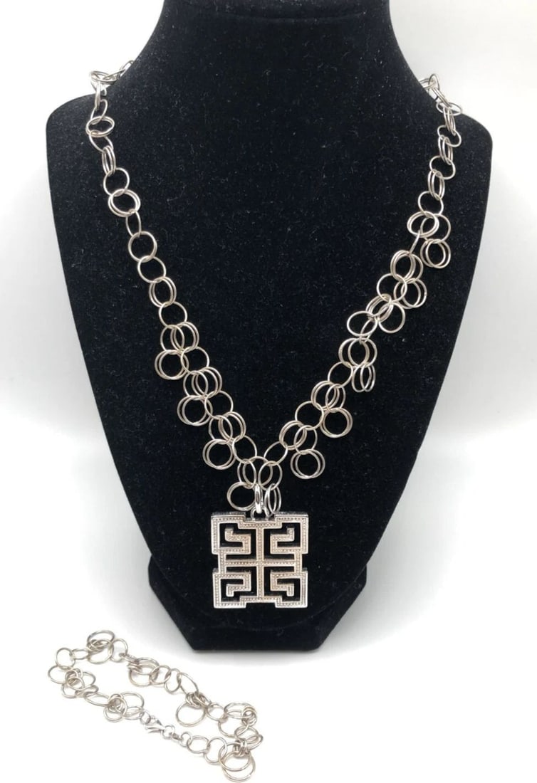 MILOR MULTI CIRCLE LINKED CHAIN AND BRACELET WITH SQUARE PENDANT 14K WHITE GOLD: MILOR MULTI CIRCLE LINKED CHAIN AND BRACELET WITH SQUARE PENDANT 14K WHITE GOLD MILOR multi circle linked Chain and Bracelet with Square Pendant 14k White Gold You are bidding on a MILOR multi circle