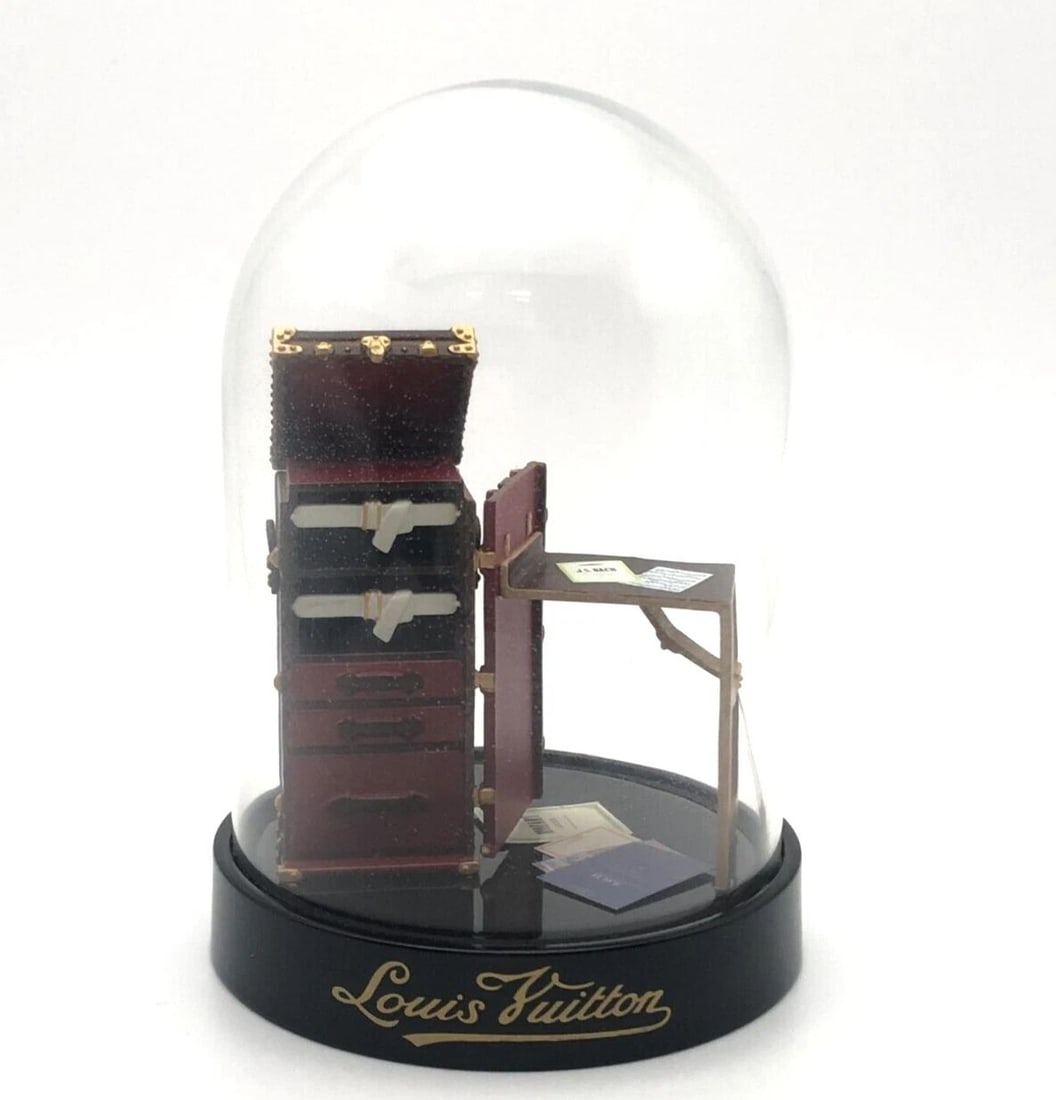LOUIS VUITTON SNOW GLOBE / DOME, LOUIS VUITTON GLOBE FOR VIP CUSTOMERS VERY RARE: Louis Vuitton Snow Globe / Dome, Louis Vuitton Globe for VIP Customers VERY RARE You are bidding on a Louis Vuitton Snow Globe / Dome, Louis Vuitton Globe for VIP Customers VERY RARE. The item has bee