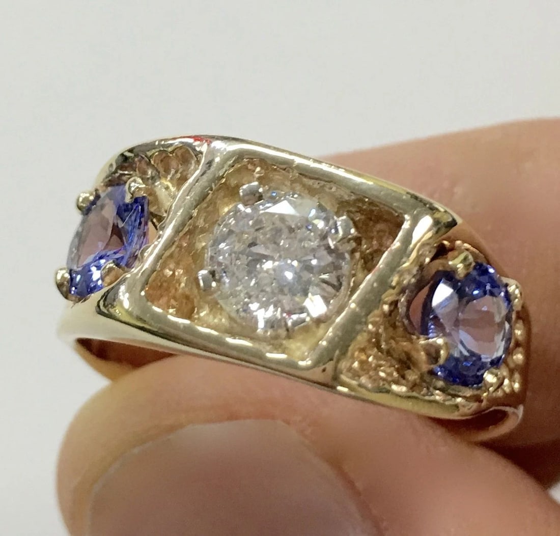14K YELLOW GOLD RING WITH 0.80CT CENTER DIAMOND AND 1.7CTW TANZANITE SIZE: 10.5 (1 of 2)