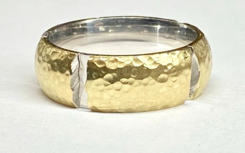 MEN'S TWO-TONE WHITE/YELLOW 14K GOLD WEDDING BAND WITH HAMMERED FINISH (SIZE 10): MEN'S TWO-TONE WHITE/YELLOW 14K GOLD WEDDING BAND WITH HAMMERED FINISH (SIZE 10) Men's Two-Tone White/Yellow 14k Gold Wedding Band with Hammered Finish (Size 10) You are bidding on a pre-owned Men's T