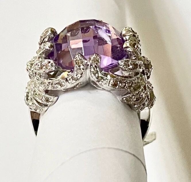 WOMEN'S 14K WHITE GOLD RING WITH AMETHYST AND 0.90CTS DIAMONDS (SIZE 7): WOMEN'S 14K WHITE GOLD RING WITH AMETHYST AND 0.90CTS DIAMONDS (SIZE 7) Women's 14k White Gold Ring with Amethyst and 0.90CTS Diamonds (Size 7) You are bidding on a new with tags Women's 14k White Gol