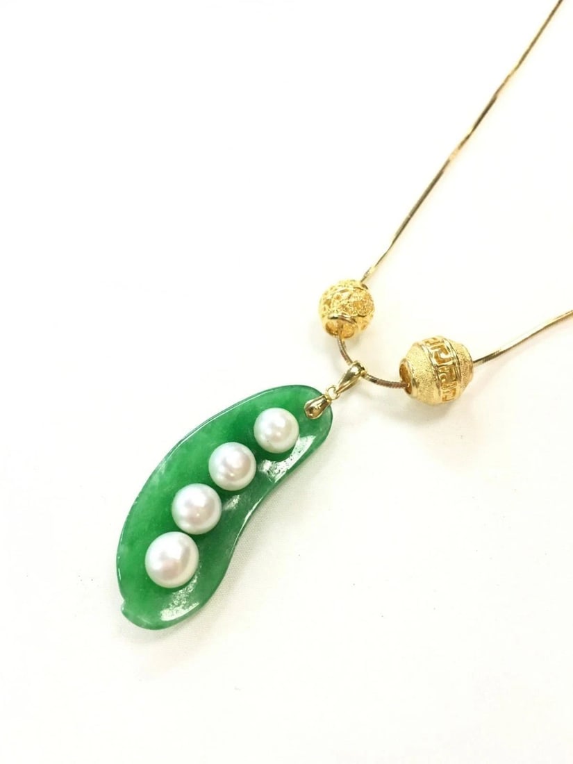 18K/22K GOLD NECKLACE WITH JADE PENDANT WITH PEARLS: 18K/22K GOLD NECKLACE WITH JADE PENDANT WITH PEARLS 18k/22k Gold Necklace with Jade Pendant with Pearls You are bidding on a 18k/22k Gold Necklace with Jade Pendant with Pearls. There are few minor sc