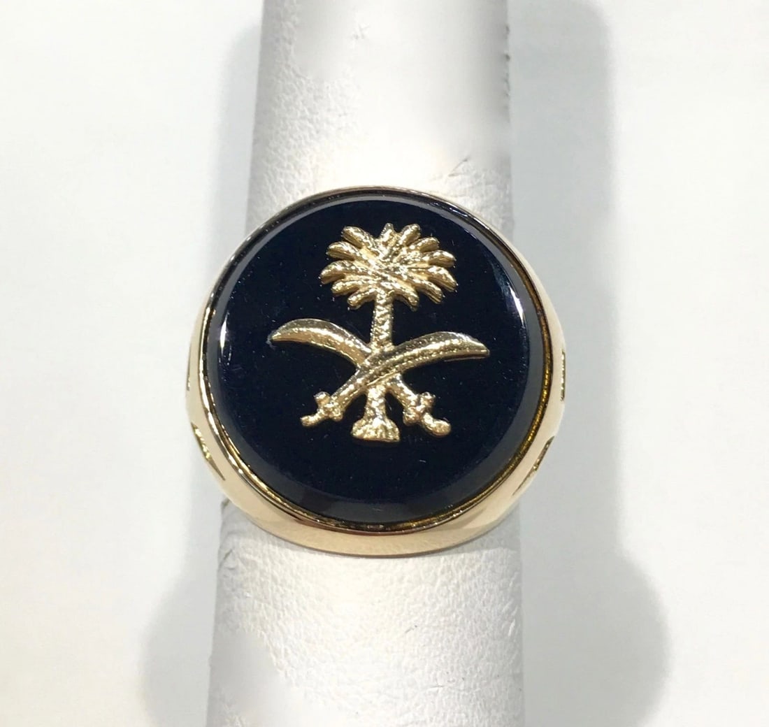 18K GOLD RING WITH ONYX UNO-A-ERRE 14.3GRAMS SIZE 8.25: 18K GOLD RING WITH ONYX UNO-A-ERRE 18k Gold Ring with Onyx Uno-A-Erre You are bidding on a 18k Gold Ring with Onyx Uno-A-Erre. There are a few minor scratches on the ring from being moved around in in