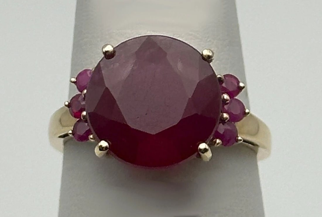 10K GOLD RING WITH 8CTS OF NATURAL RUBIES, 12MM CENTER RUBY SIZE: 8 (1 of 2)