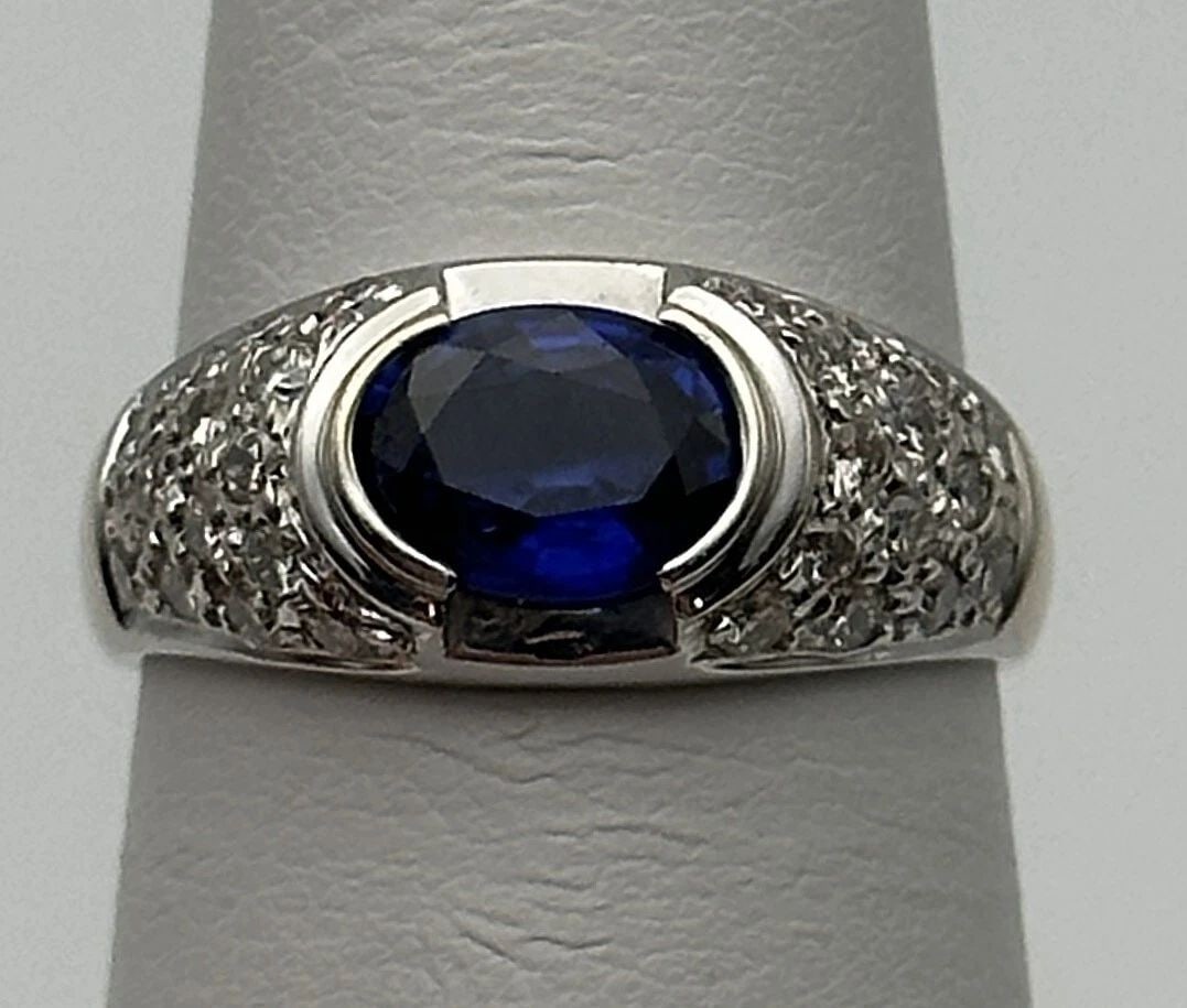 18K WHITE GOLD RING WITH 1.5CT NATURAL SAPPHIRE AND 0.50CTW DIAMONDS SIZE: 6.5: 18k White Gold Ring with 1.5ct Natural Sapphire and 0.50cts of Diamonds Condition: Used, has been cleaned Material: 18k White Gold Ring Size: 6.5 Weight: 4.2 grams Top Width: 8.4mm Bottom Width: 2.8mm
