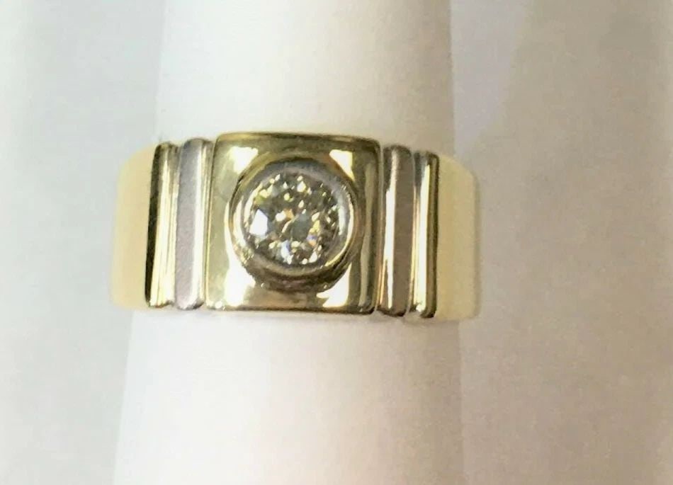 14K YELLOW GOLD BAND W/ WHITE GOLD ACCENTS 0.50CT NATURAL DIAMOND (SIZE: 7.5): 14K YELLOW GOLD BAND WITH WHITE GOLD ACCENTS WITH SINGLE DIAMOND (SIZE: 7.5) 14k Yellow Gold Band with White Gold accents with single Diamond You are bidding on a 14k Yellow Gold Band with White Gold