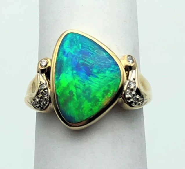 14K GOLD RING WITH NATURAL OPAL AND 0.08CTS DIAMONDS (SIZE: 7) 6.5 GRAMS (1 of 2)