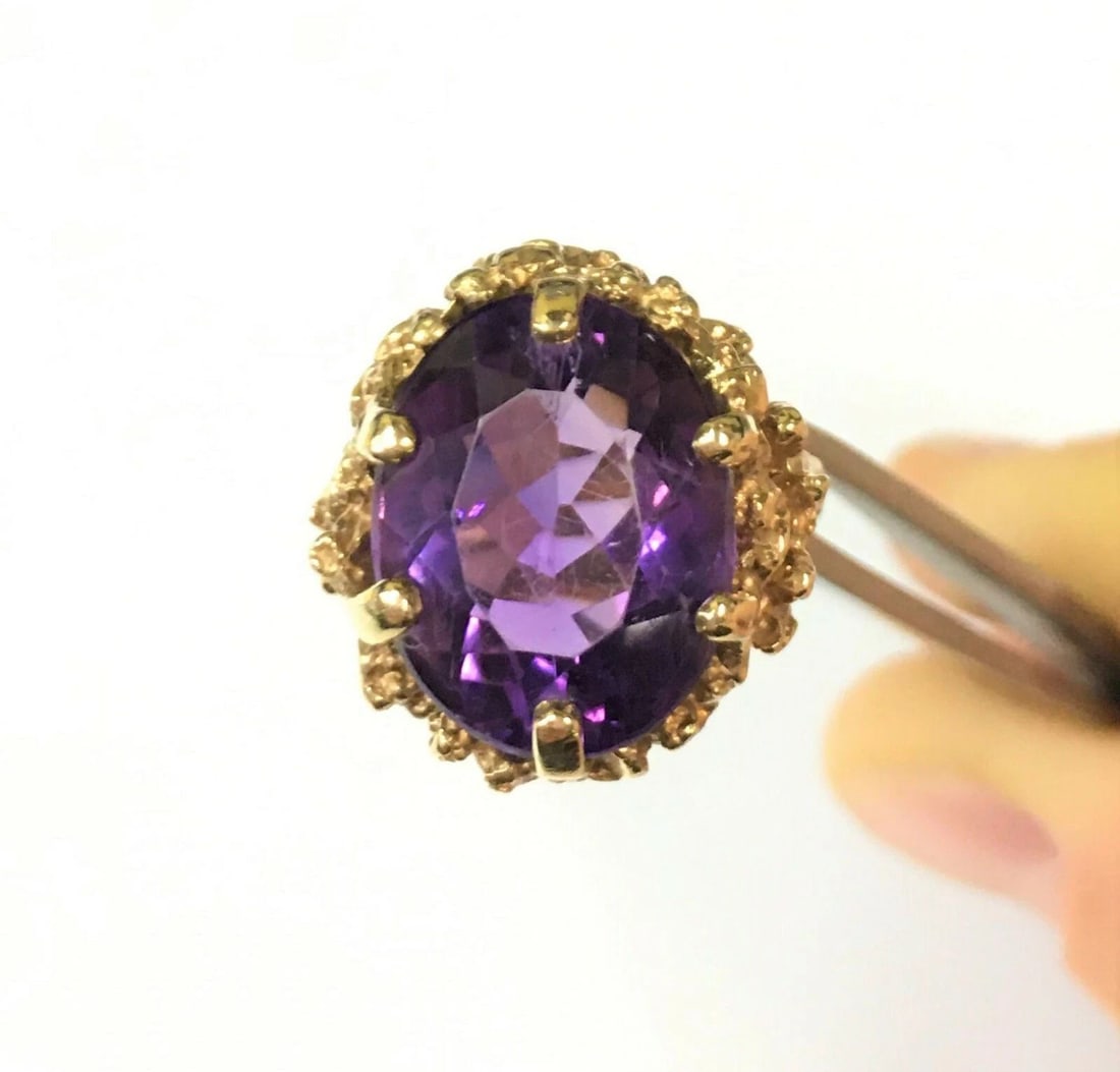 14K YELLOW GOLD RING WITH 10CT AMETHYST (SIZE: 8) 11.7 GRAMS: 14K YELLOW GOLD RING WITH CENTER AMETHYST (SIZE: 8) 14k Yellow Gold Ring with center Amethyst You are bidding on a pre-owned 14k Yellow Gold Ring with center Amethyst. The Ring has some marks and scra