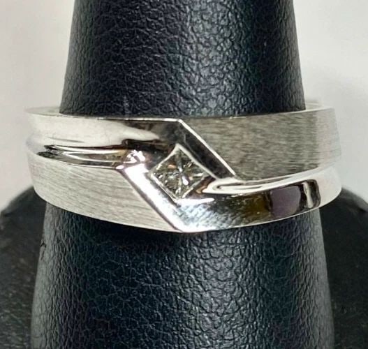 MEN'S 14K WHITE GOLD BAND WITH 0.25CT PRINCESS CUT DIAMOND (SIZE 10) 9.7 GRAMS: MEN'S 14K WHITE GOLD BAND WITH 0.25CTS PRINCESS CUT DIAMOND (SIZE 10) Men's 14k White Gold Band with 0.25cts Princess Cut Diamond (Size 10) You are bidding on a pre-owned Men's 14k White Gold Band wit