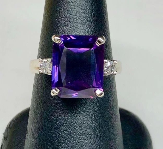 14K WHITE GOLD RING WITH LAB CREATED COLOR CHANGE SAPPHIRE, 2 DIAMONDS 6.3 GRAMS: 14K WHITE GOLD RING WITH SYNTHETIC ALEXANDRITE AND 2 SINGLE CUT DIAMONDS 14K White Gold Ring With Synthetic Alexandrite and 2 Single Cut Diamonds You are bidding on a pre-owned 14K White Gold Ring Wit