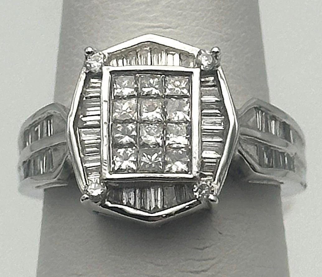 14K WHITE GOLD RING WITH OVAL HEAD 1.00CT DIAMONDS SIZE: 7 6.6G: 14K WHITE GOLD RING WITH OVAL HEAD RECTANGLE CENTER AND 1.00CT DIAMONDS SIZE: 7 14k White Gold Ring with oval head rectangle center and 1.00ct Diamonds Size: 7 You are bidding on a 14k White Gold Ring