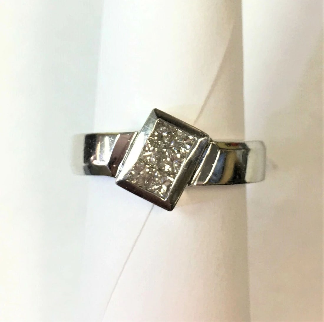 14K WHITE GOLD RING WITH 0.60CTW DIAMONDS (SIZE:9) 8.5 GRAMS (1 of 2)